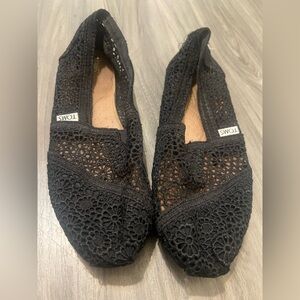 TOMS Women's Black Floral Lace Flats